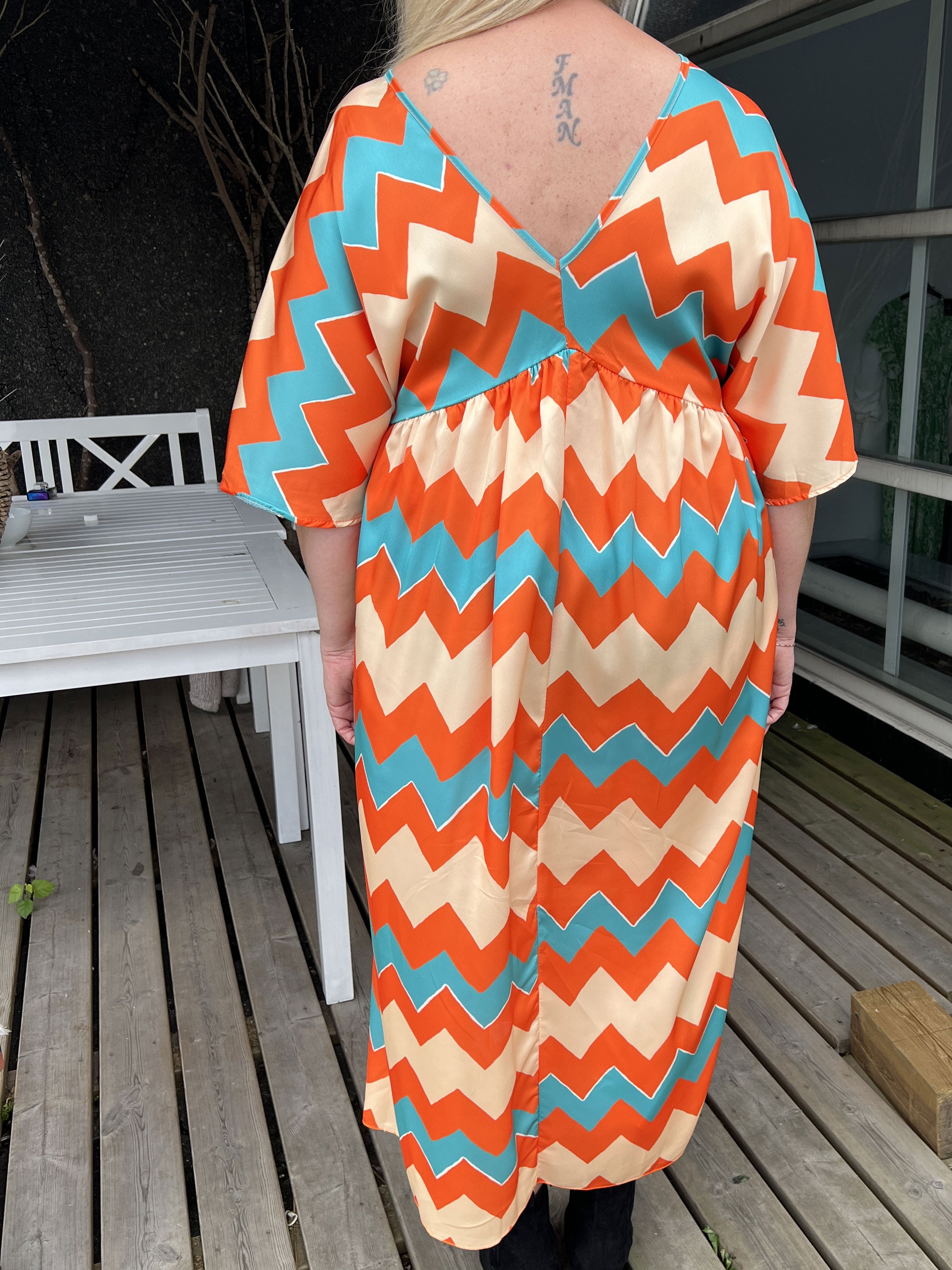 Johanna - Sød plus size kjole med zigzag mønster